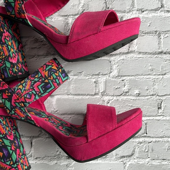 ROCKET DOG | Enhance Your Prance Heels in Bold Southwest - Picture 14 of 14